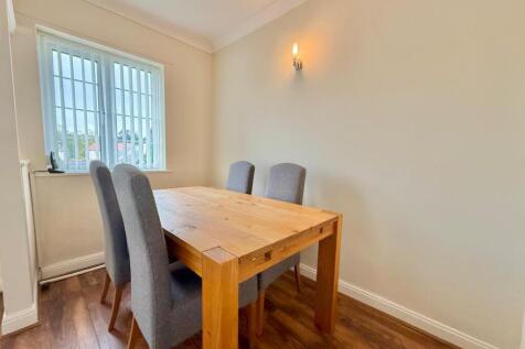 Redesdale Gardens, Leeds, West Yorkshire, LS16 photo 4