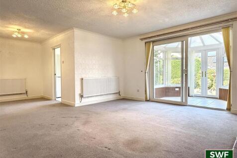 OPEN PLAN LIVING / DINING ROOM