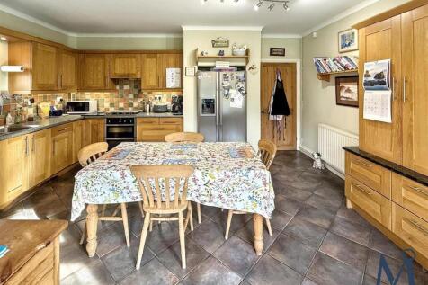 8 Bardon Road2.jpg