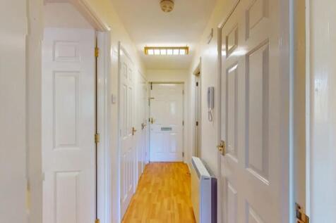 Bright, well-maintained entrance hallway with w...
