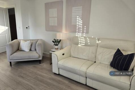 1-bed flat on Metropolitan House, Ruislip, HA4, £1,475/mo