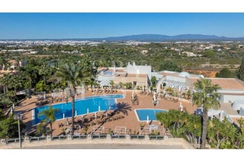 Communal swimming pool in exclusive resort with townhouse for sale in Ferragudo, Algarve.