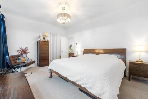 Principal Bedoom (2).JPG