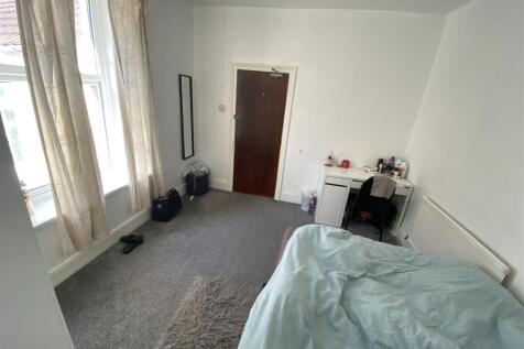 Bright double bedroom with dedicated study area...