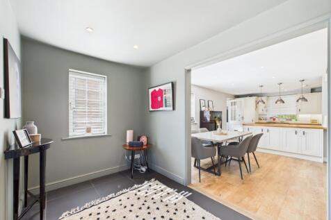 CAM02909G0-PR0400-STILL002