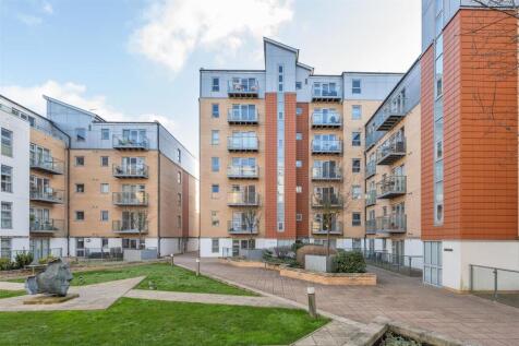 Queen Mary Avenue, E18