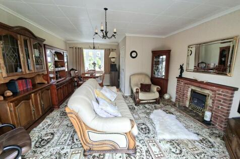 LIVING ROOM/DINING AREA