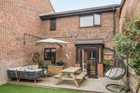 Farnham, GU9 - property photo