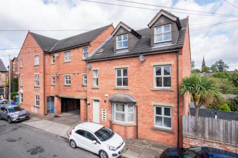2-bed flat on Davenfield Road, Didsbury., £1,400/mo
