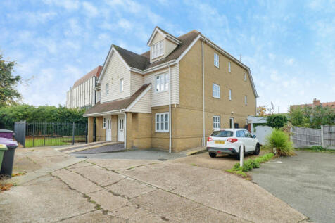 2-bed flat on Eastwood Road, Rayleigh, SS6, £1,250/mo