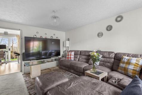 8 Vanguard Close, HP12 3FP-4.jpg