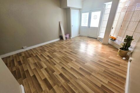 Commercial Property to rent Image 3