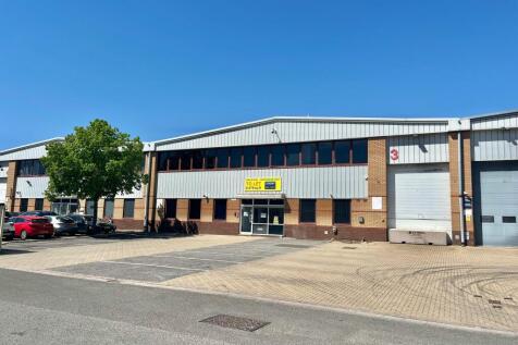 3 Beta Way Egham - Main.jpg