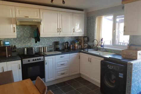 3-bed semi-detached on Broad Lane Close, Leeds, West Yorkshire, LS13, £950/mo
