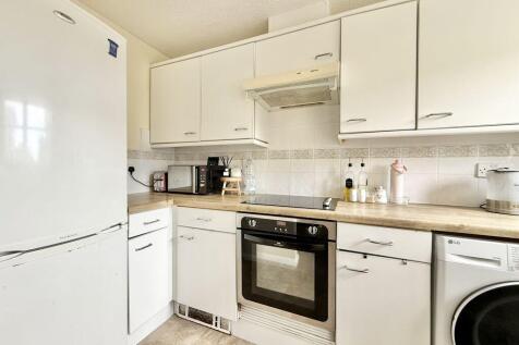 Timber Court, Columbia Wharf Road, Grays photo 5