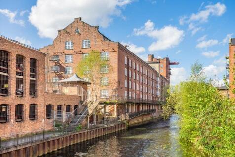 One bedroom flat - For sale by auction