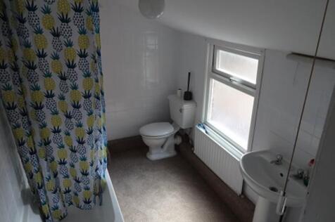 84QueenBathroom1