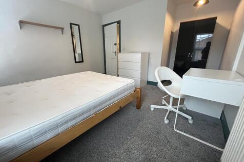 Gaunt St // 3 Bed // JULY 2027 photo 2