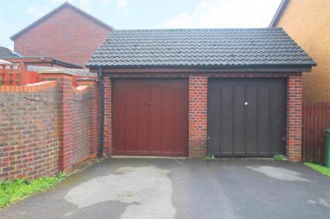 5 Thorne Way garage.JPG