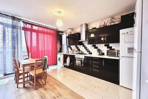3 Beds Flat available to rent in Wimbledon