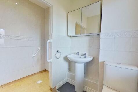 EN-SUITE SHOWER ROOM