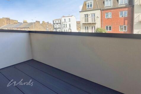 Emin 4 balcony use