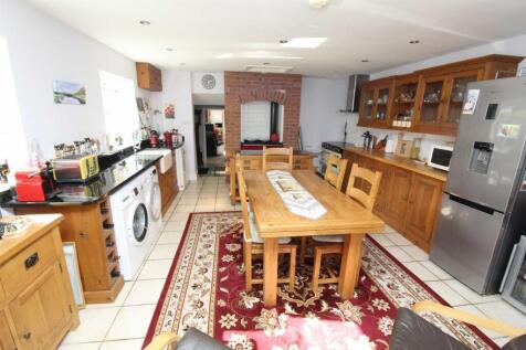 Kitchen/ Dining Room