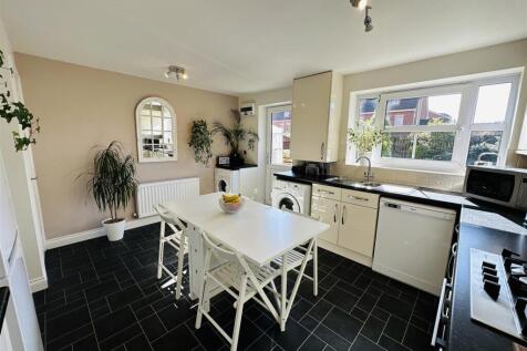 Kitchen1.jpg