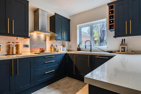 1372365-4-68fa42a...