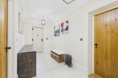 CAM02351G0-PR0089-STILL001 (1)