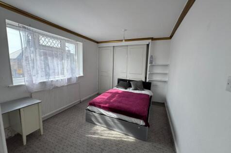 2-bed terraced on Becontree Avenue, Dagenham, Barking And Dagenham, £2,200/mo