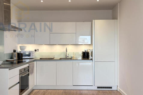 Flat for Sale in Beckton E6 by Barrain london Esta
