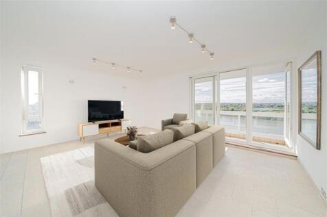 2-bed flat on Holyport Road, Bishop park, £3,400/mo
