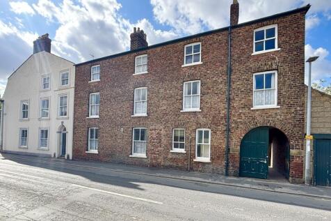 Facade onto Albio...