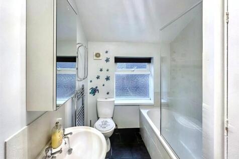 008 Bathroom.jpg