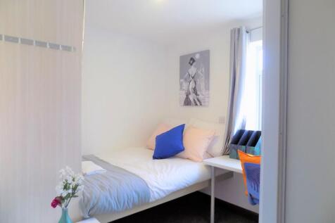 Bright, tidy single bedroom with a comfortable ...