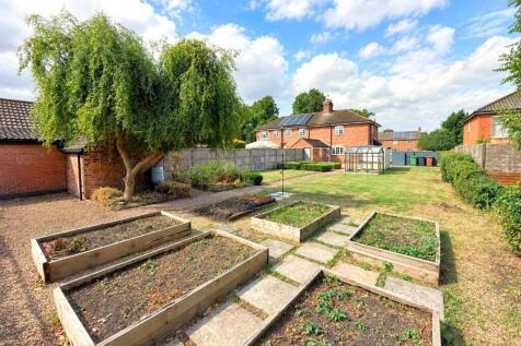 rear garden from end of garden.jpg