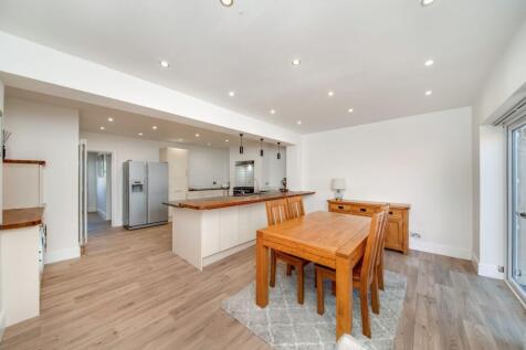 OPEN PLAN DINING KITCHEN