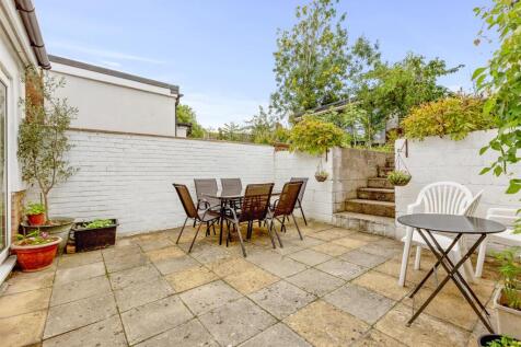 13 Wendover Street, HP11 2JE-11.jpg