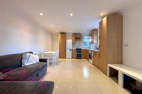 Runneymede Gdns -LoungeKitchen.jpg