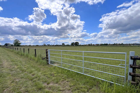 Private gated entrance to Kings Paddock.