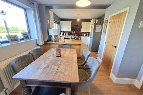 OPEN PLAN KITCHEN / DINING SPACE