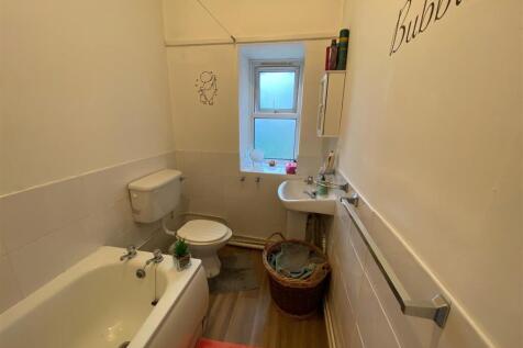 5, 8 Park Road - bathroom.jpg