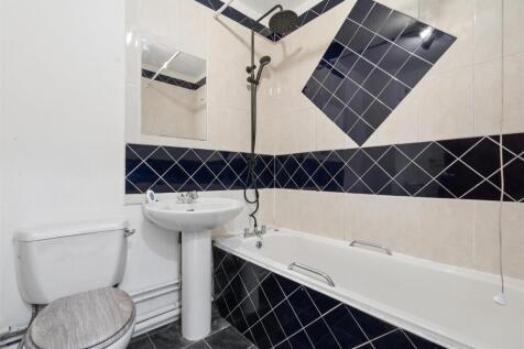 101 Singleton Close, London, SW17 9JZ bathroom.jpg