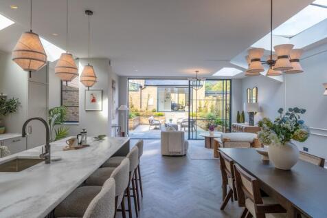 Kitchen/ Dining