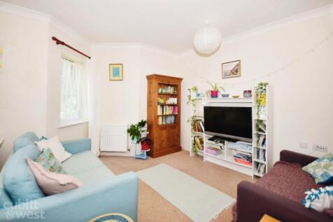 Peregrine Court Swanfield Drive PO19 photo 3