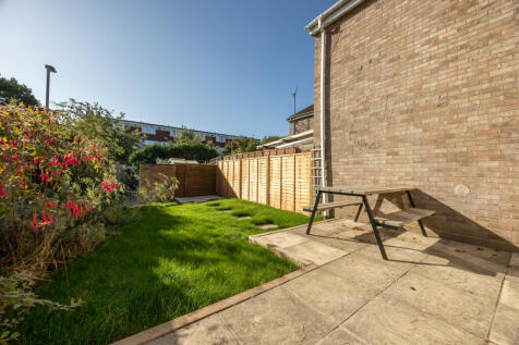Warburg Crescent photo 4