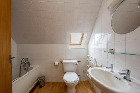 1Z6E0766 Upstairs bathroom skibo