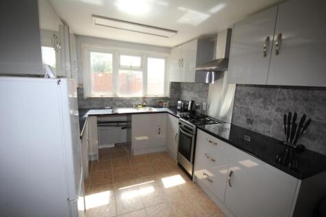 Greatfields Drive, Uxbridge, UB8 photo 4