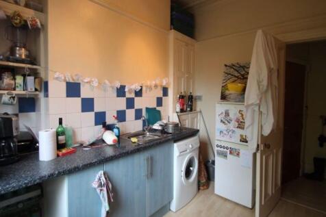 Compact kitchen with fitted lower cabinets, til...